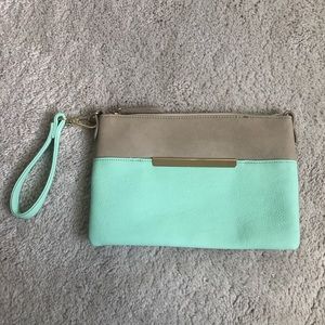 Clutch/wristlet